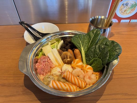 鍋メニュー　〜2人前〜　入り口でトッピングしてもらいます。