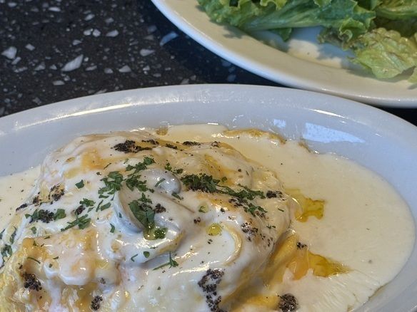 ■  半熟オムライス　ポルチーニのクリームソース　サラダ付き