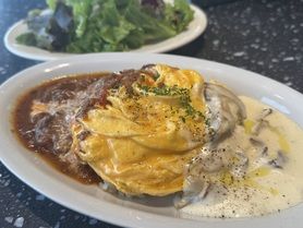 ☆　Wソースの半熟オムライス　名物ビーフシチューソース&ポルチーニのクリームソース　サラダ付き