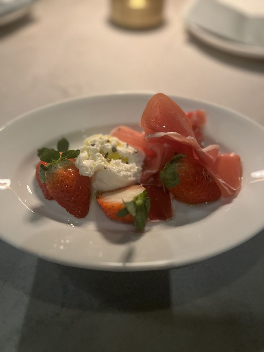 ⭐︎【旬メニュー】苺ーとブッラータ、生ハム　