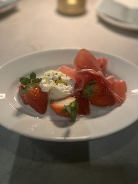 ⭐︎【旬メニュー】苺ーとブッラータ、生ハム　