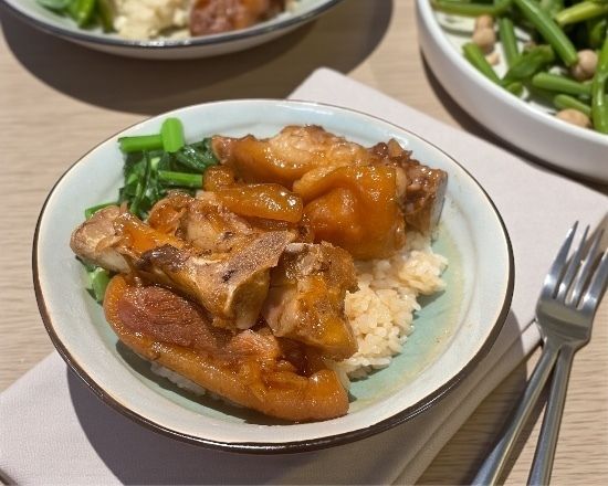 コラーゲンたっぷりの豚足丼