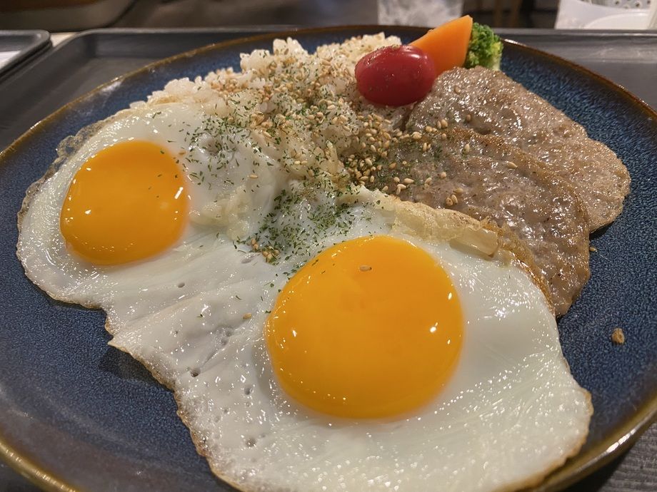 ポークパティと目玉焼き(チャーハンか普通ライス)プレート（1080）