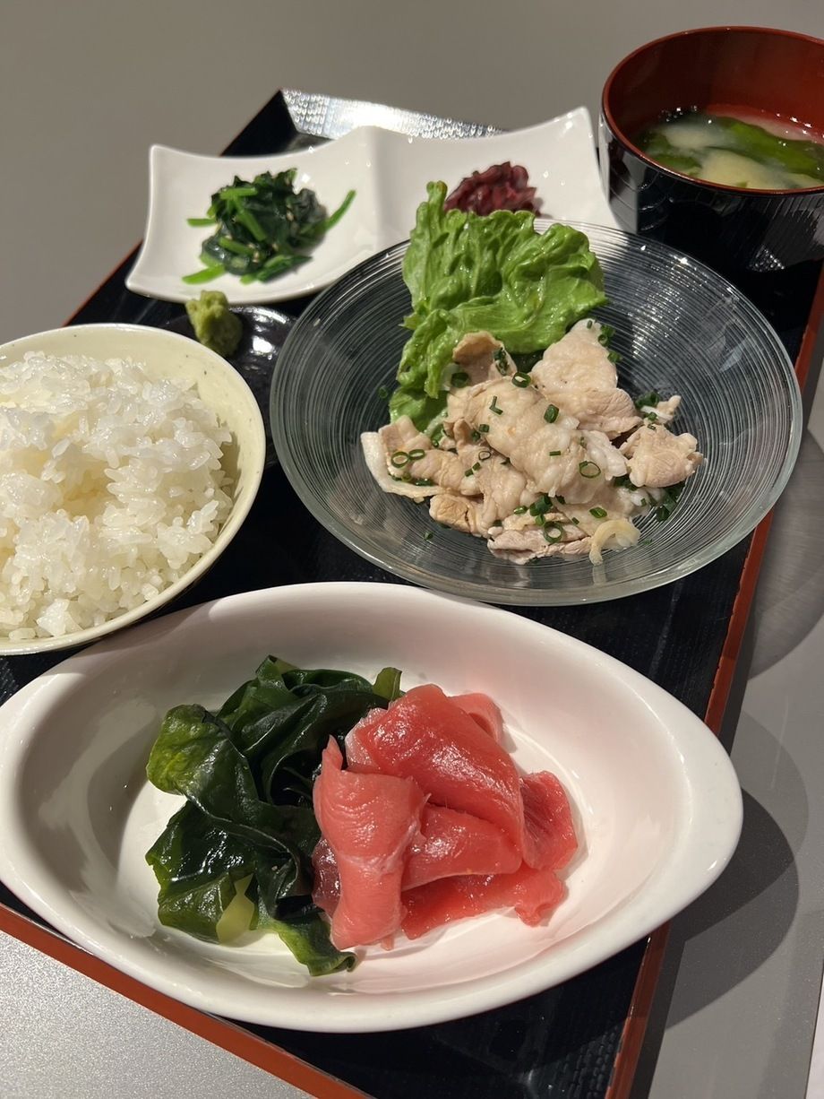 豊洲直送希少生まぐろと国産もち豚しゃぶポン定食