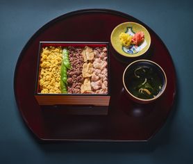 和牛と鶏塩麹のそぼろ丼