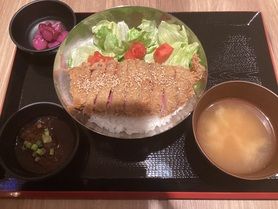 【新メニュー】やわらか牛カツ丼！（漬物、味噌汁付き）