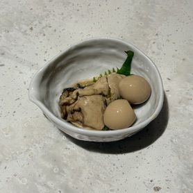 牡蠣とウズラのニンニク醤油漬け