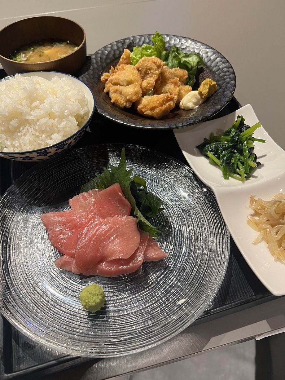豊洲直送希少生まぐろと鶏のから揚げ定食