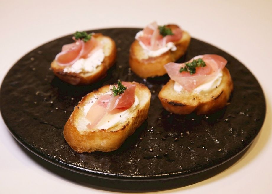 生ハムとクリームチーズのブルスケッタ