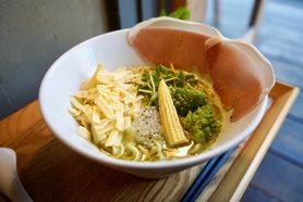 チーズバジル香る濃厚豚骨ジェノベーゼ麺