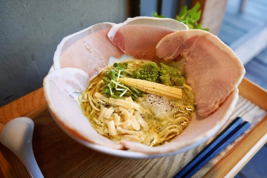 チャーシューバジル香る濃厚豚骨ジェノベーゼ麺