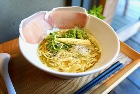 バジル香る濃厚豚骨ジェノベーゼ麺