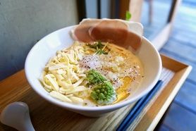 チーズ濃厚豚骨カルボナーラ麺
