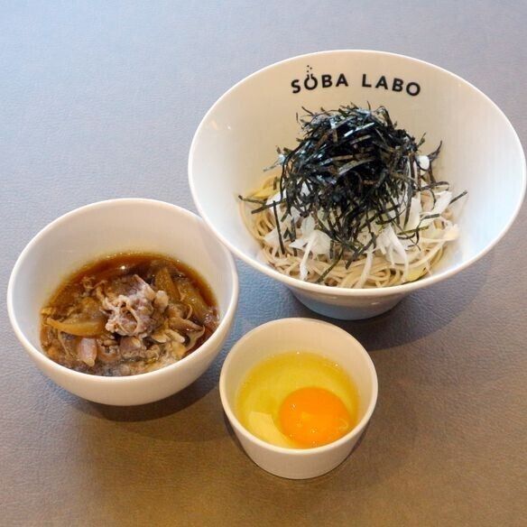 【ボリューム満点】　　　　コク旨牛にく蕎麦