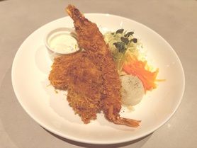 今日のフライ〈有頭エビと瀬戸内牡蠣のミックスフライ！あとアジも！〉