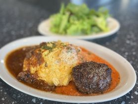 ★ 大人気のwソースの半熟オムライスとハンバーグ100g　サラダ付き