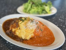 ☆ 大人気Wソース　名物ビーフシチューソース＆トマトソースとパルミジャーノチーズの半熟オムライス　サラダ付き