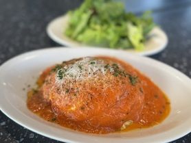 ■   トマトソースの半熟オムライス　パルミジャーノチーズ　サラダ付き