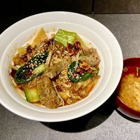 【NEW！！】和牛すじ麻辣旨辛丼　※スープ付き