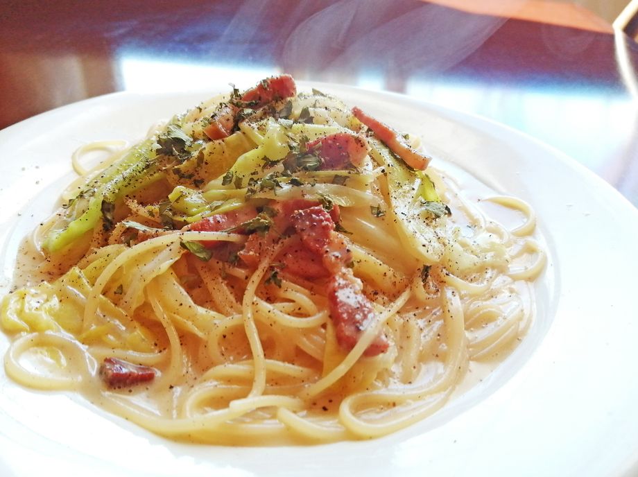 スペック[スロベニア産燻製生ハム]とキャベツのクリームソース