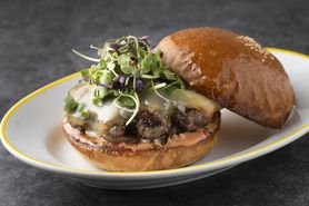 和牛スモークチーズバーガーWagyu Smoked Cheese Burger