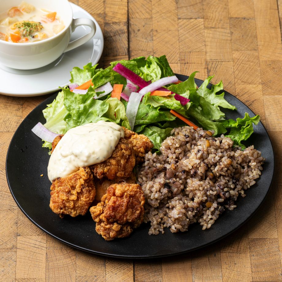 若鶏の唐揚げプレート～タルタルソースがけ～