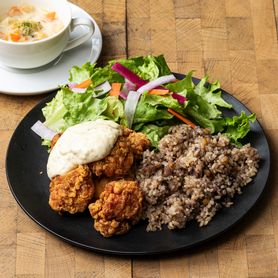 若鶏の唐揚げプレート～タルタルソースがけ～