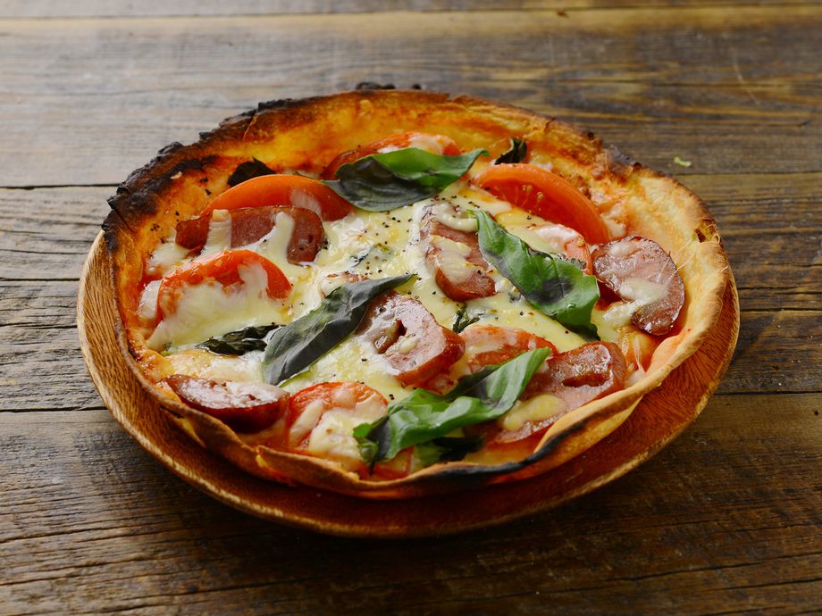 『ピザ』リングイッサ＆バジル　自家製のモチモチした生地にリングイッサ(ソーセージ)とバジルを乗せたピザ。