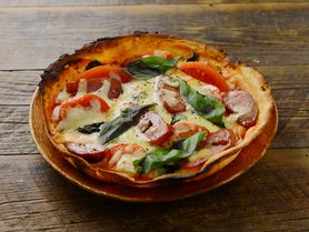 『ピザ』リングイッサ＆バジル　自家製のモチモチした生地にリングイッサ(ソーセージ)とバジルを乗せたピザ。