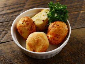 『ポンデケージョ』 ブラジルのモチモチしたチーズパン。4種の味をお楽しみ下さい。