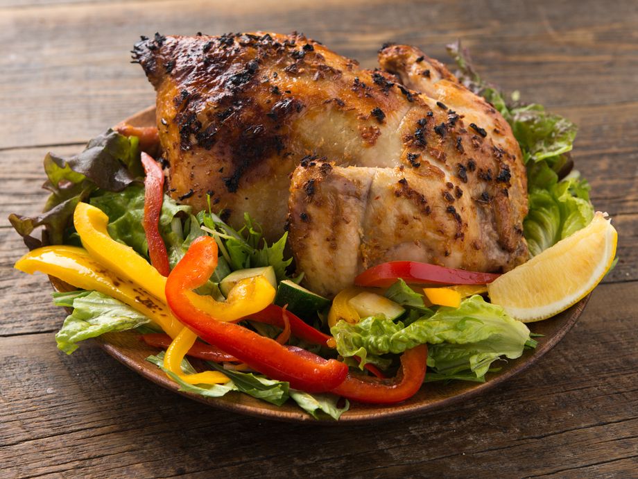 『ガレット』 鶏の丸焼き (要予約) 鶏に旬野菜を詰込み、香草やスパイスのソースに一晩漬け込みオーブンでじっくり焼きあげます。