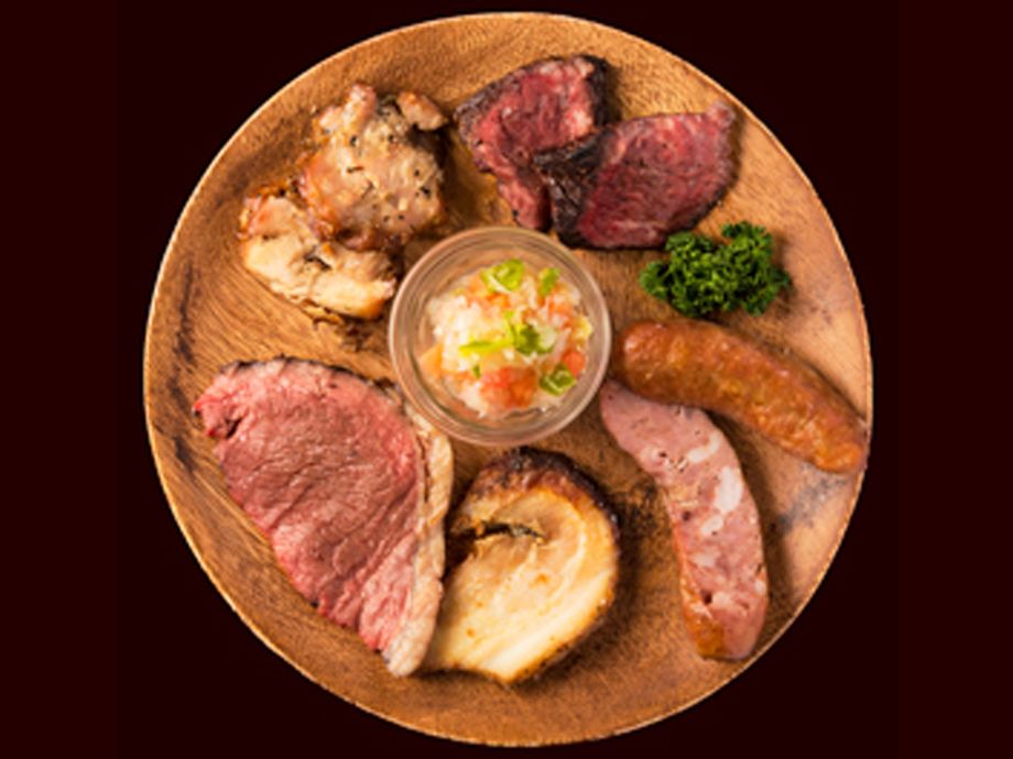 牛や豚などさまざまな種類のお肉『炭火焼きシュラスコ5種コース』