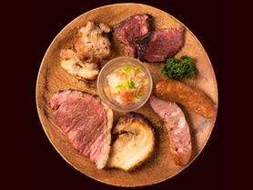 牛や豚などさまざまな種類のお肉『炭火焼きシュラスコ5種コース』