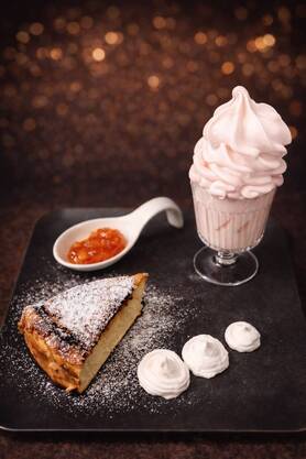 【数量限定】苺バスク&ストロベリーソフトの贅沢プレート🍓