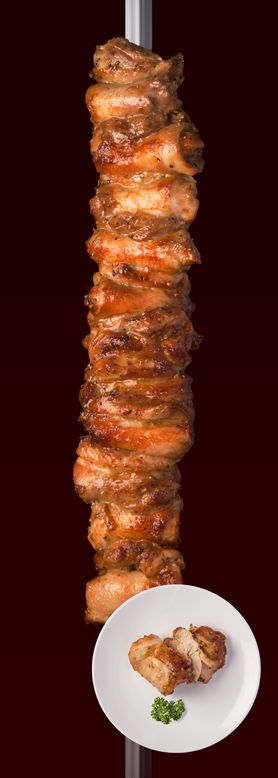 『フランゴ』特製ソースに一晩マリネした鶏のもも肉を炭火でじっくりと焼き上げます。