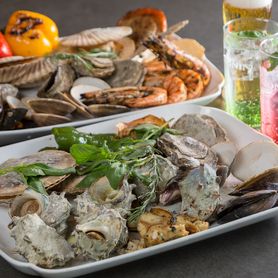 サザエや牡蠣等、季節の貝鮮と塊肉が堪能できる！【海鮮ガンガン焼きと塊肉BBQ】