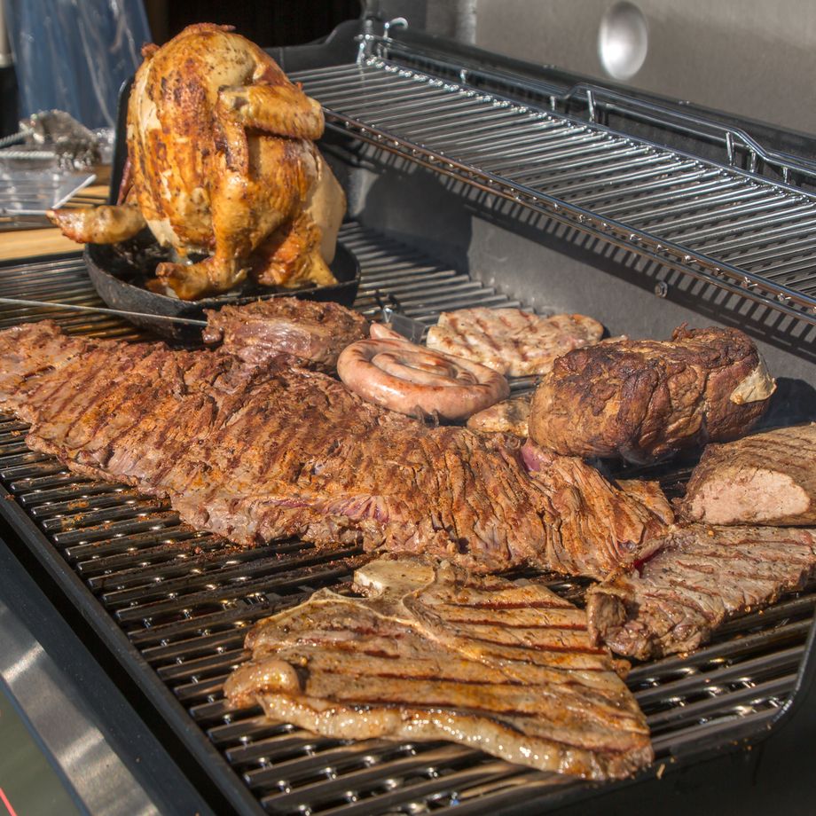 ローストビーフや生ソーセージ、Tボーンに骨付き鶏もも等盛沢山　【塊肉とローストビーフのBBQ】（8000）