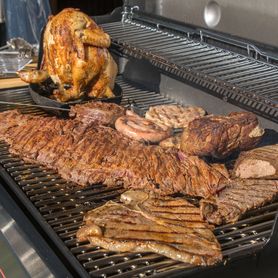ローストビーフや生ソーセージ、Tボーンに骨付き鶏もも等盛沢山　【塊肉とローストビーフのBBQ】