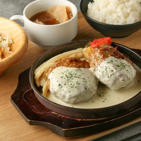鉄板ダブルハンバーグ　濃厚チーズソースの海