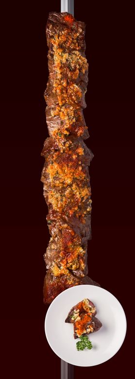 『ホットステーキ』辛味のあるスパイスをブレンドし赤身の肉に揉み込み焼き上げます。