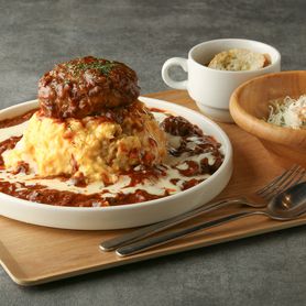 肉屋の贅沢オムライス　ハンバーグ＆ビーフシチューソース