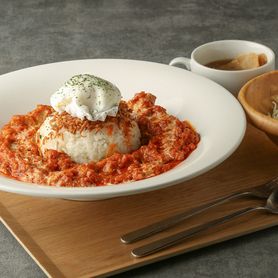 コク旨　バターチキントマトカレー　ポーチドエッグ添え