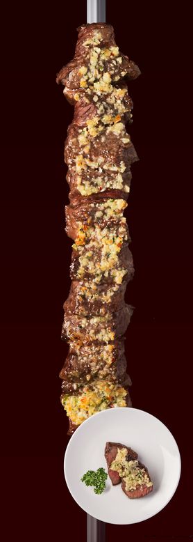 『ガーリックステーキ』赤身の肉にガーリックソースをかけて焼き上げます。炭火の香りがたまりません。