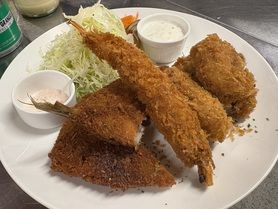 今日のフライ〈有頭エビと瀬戸内牡蠣のミックスフライ！あとアジも！〉