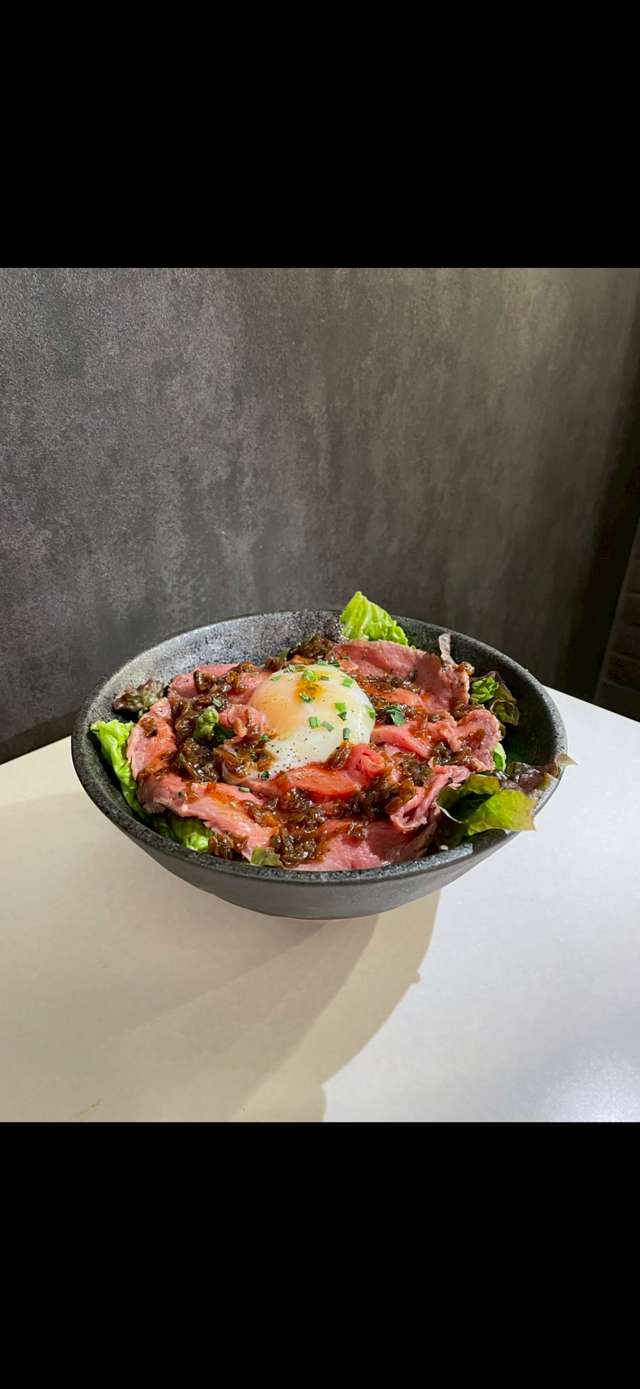 ローストビーフ丼　トリュフソース