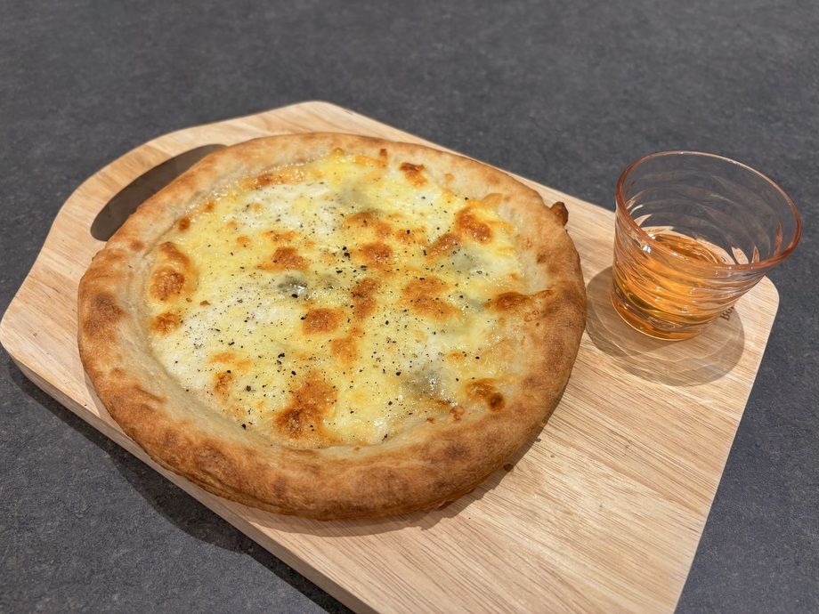 4種のチーズピザ~はちみつを添えて~