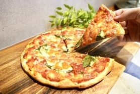 パリッと香ばしい！ 自家製クリスピー・マルゲリータ