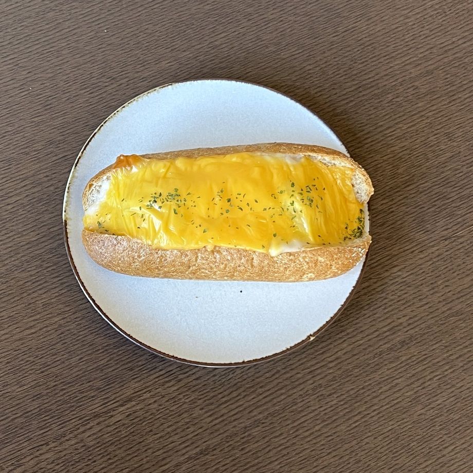 全粒粉パンのWチーズ& グラタン風ホットドック