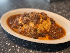 名物　　半熟玉子のオムライス　サラダ前菜２種付き