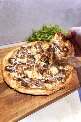 【✨赤字覚悟✨】A5宮崎牛が主役の焼肉ピザ